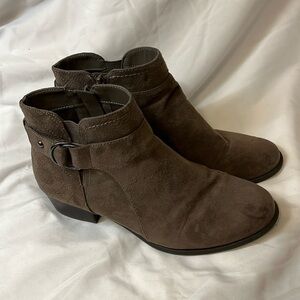 Unisa women’s booties‎ zip up size 9W